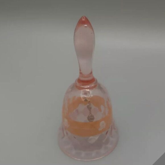 VINTAGE FENTON SALMON PINK GLASS BELL W/ PAINTED DECORATION SIGNED BY ARTIST - Picture 4 of 5